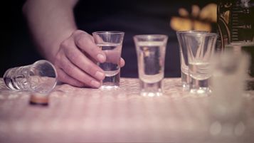 Alkoholgenuss beeinflusst die Gehirnfunktionen – und kann süchtig machen. © dasGehirn.info